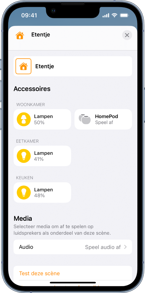 Het scherm om een scène te wijzigen in de Woning-app. De naam van de scène staat boven in het scherm. Daaronder staan drie kamers en de accessoires die als onderdeel van de scène aan elke kamer zijn toegevoegd. Lager in het scherm staat het gedeelte 'Media', waarin een HomePod in de woonkamer is geconfigureerd om audio af te spelen. De knop 'Test deze scène' staat onder in het scherm.