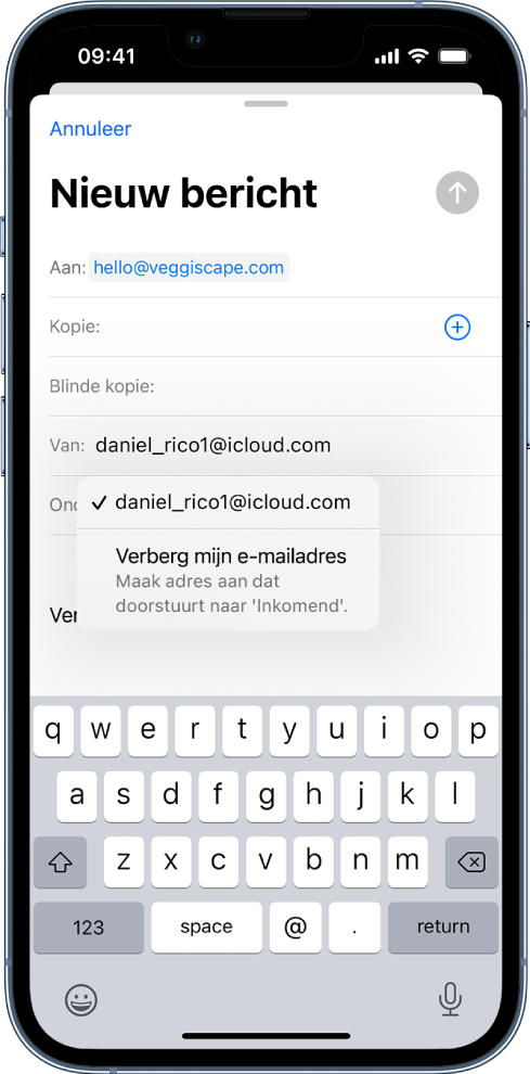 Een concept-e‑mail die wordt opgesteld. Het veld 'Van' is geselecteerd, met daaronder twee opties: een persoonlijk e‑mailadres en 'Verberg mijn e‑mailadres'.