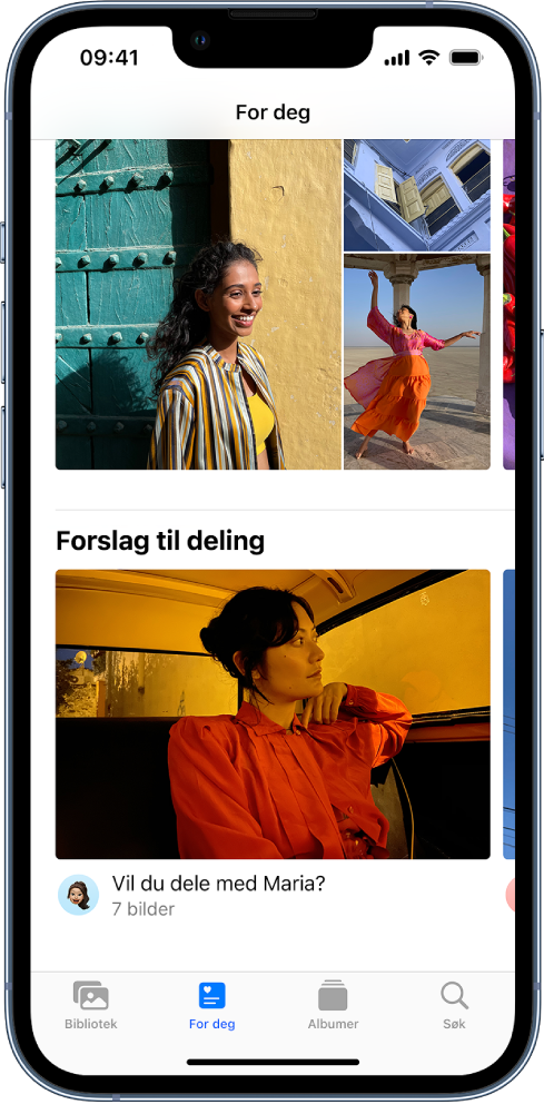 I Bilder-appen er For deg-knappen markert nederst på skjermen. Delt med deg-skjermen viser en samling av delingsforslag. Under det foreslåtte bildet som skal deles, er navnet på kontakten du kan dele det med, og med antall bilder i den foreslåtte delingssamlingen.