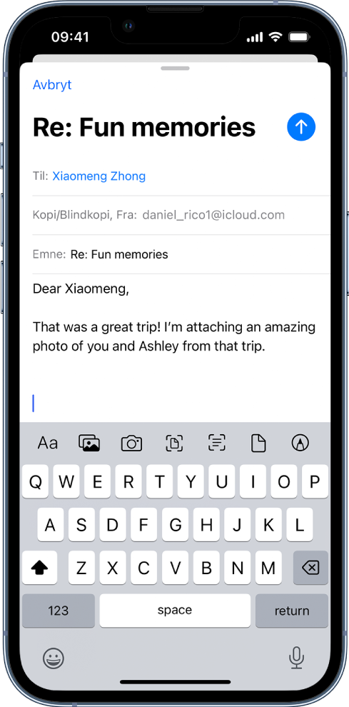 Et e-postutkast skrives med vedleggsvalg synlige midt på skjermen. Det vises valg for å sette inn tekst, sette inn bilder, ta et bilde, skanne tekst i objektivet, skanne et dokument, sette inn en arkivert fil eller tegne i e-posten.