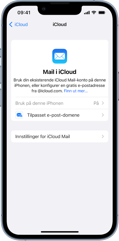 På øvre del av Mail i iCloud-skjermen vises det at «Bruk på denne iPhonen» er slått på. Under dette vises valg for Tilpasset e-postdomene-innstillinger og Mail i iCloud-innstillinger.