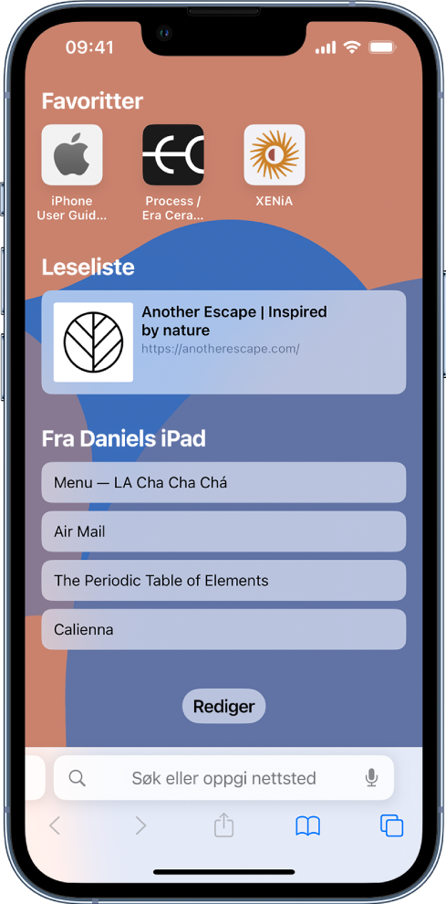 Startsiden i Safari, som viser favorittnettsteder, et nettsted lagret i Leseliste og nettsteder som er åpne på brukerens andre Apple-enhet. Rediger-knappen vises nederst på skjermen.