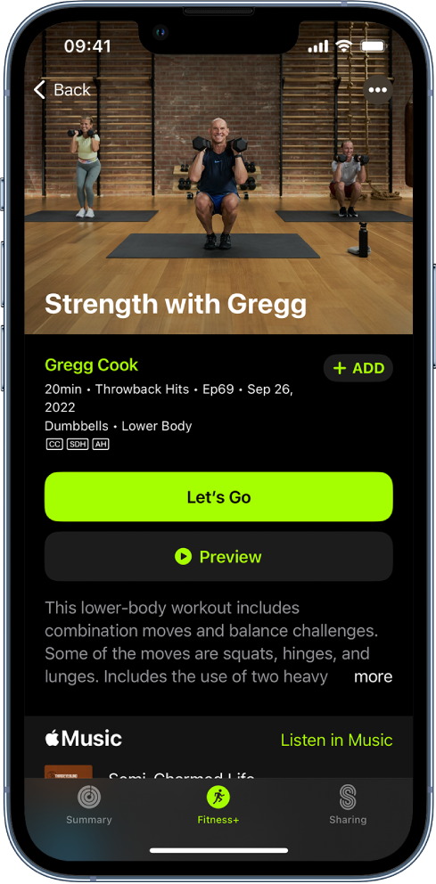 Apple Fitness+-skjermen viser en treningsøkt. Et bilde av trenere som gjennomfører en treningsøkt, øverst på skjermen. Tittelen på treningsøkten og navnet på treneren er i midten. Knappene for å starte og forhåndsvise treningsøkten er over detaljene for økten. Under start- og forhåndsvis-knappene er en beskrivelse av treningsøkten. En sang i treningsøkten vises nederst på skjermen.