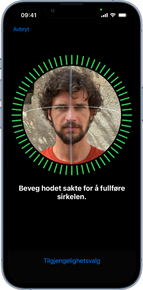 Konfigurasjonsskjermen for Face ID-gjenkjenning. Et ansikt vises på skjermen, omsluttet av en sirkel. Teksten under informerer brukeren om å bevege hodet sakte for å fullføre sirkelen. En knapp for tilgjengelighetsvalg vises nesten nederst på skjermen.