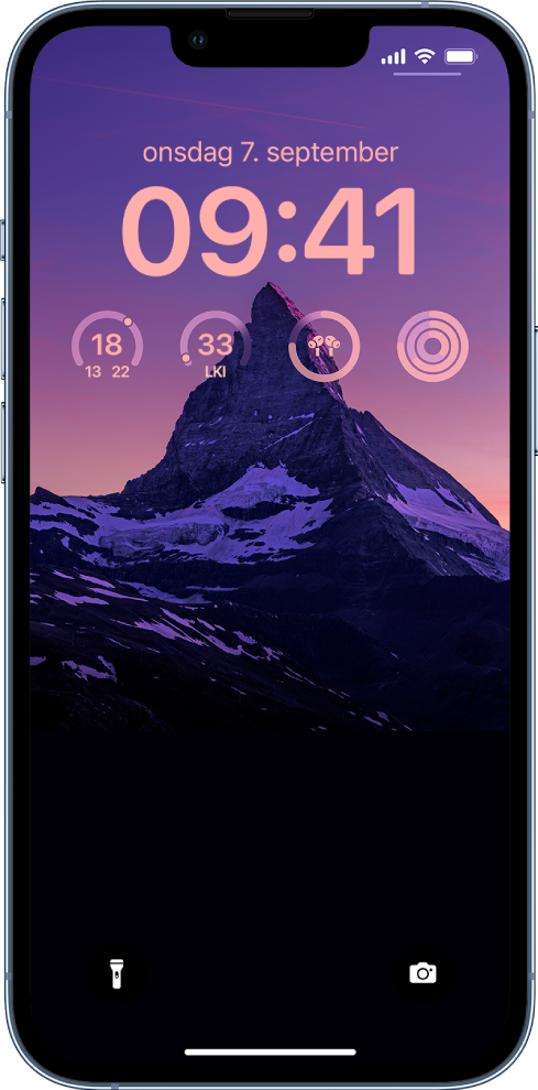 En tilpasset låst skjerm på en iPhone, med et bilde i bakgrunnen og widgeter for temperatur, luftkvalitetsindeks, AirPods-batterinivå og aktivitetsringer øverst på skjermen.