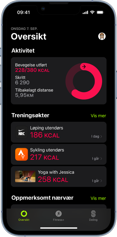 Oversikt-skjermen i Mosjon, som viser Aktivitet, Treningsøkter og Oppmerksomt nærvær på skjermen. Fanene Oversikt, Apple Fitness+ og Deling vises nederst på skjermen.
