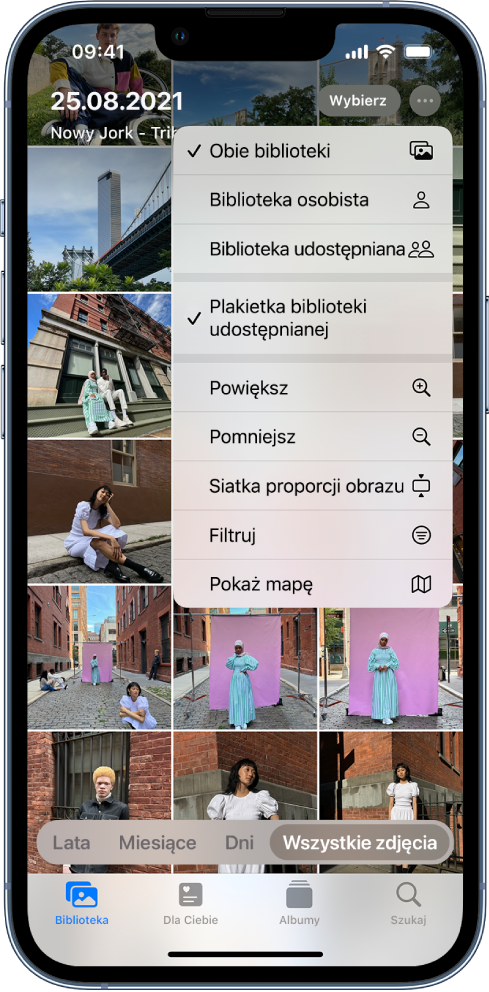 Biblioteka zdjęć w aplikacji Zdjęcia. W prawym górnym rogu wybrany jest przycisk Więcej; w menu zaznaczone są opcje Obie biblioteki oraz Plakietka biblioteki udostępnianej.
