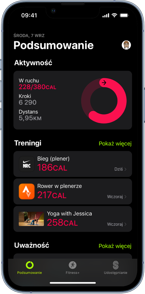 Ekran podsumowania w aplikacji Fitness. Widoczne są sekcje Aktywność, Treningi oraz Uważność. Na dole ekranu znajdują się karty Podsumowanie, Fitness+ oraz Udostępnianie.
