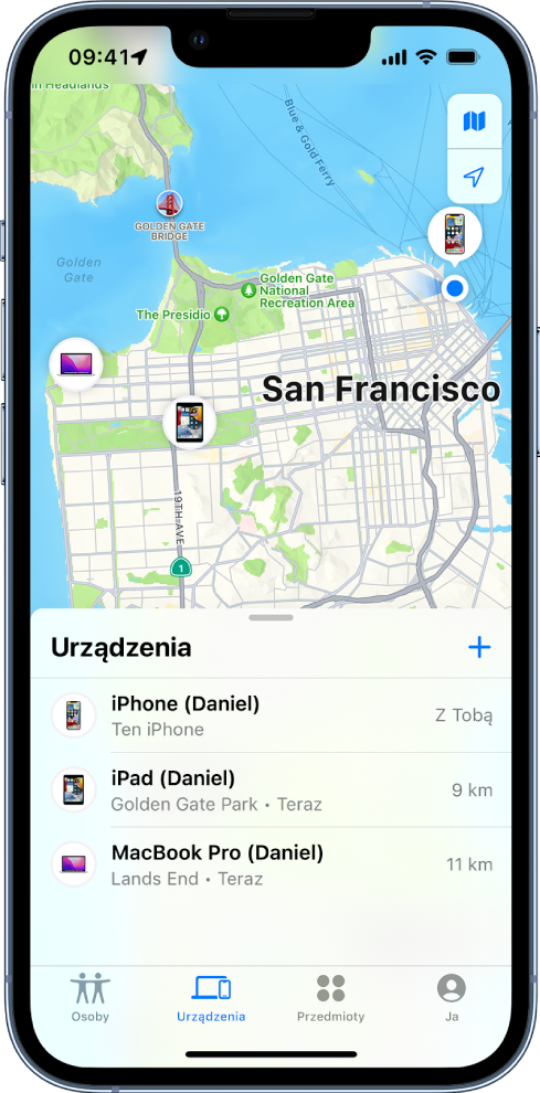 Lista Urządzenia w aplikacji Znajdź. Lista Urządzenia zawiera trzy pozycje: jest to iPhone, iPad oraz MacBook Pro należące do tej samej osoby. Ich położenie jest wyświetlane na mapie San Francisco.