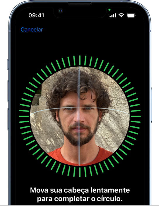 A tela de configuração de reconhecimento do Face ID. Um rosto é mostrado na tela, rodeado por um círculo. Um texto abaixo do rosto instrui o usuário a mover a cabeça lentamente para completar o círculo.