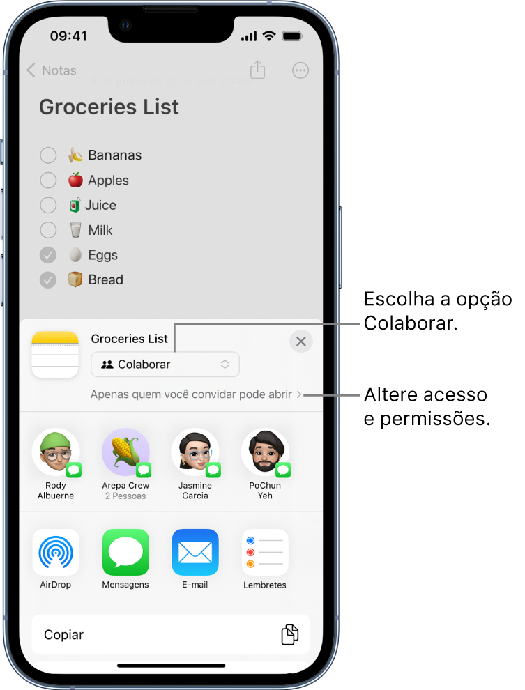 Uma lista de compras no app Notas com um convite de colaboração, mostrando Colaborar como opção de compartilhamento e “Apenas quem você convidar pode abrir” como ajuste de acesso e permissão. Quatro possíveis destinatários, incluindo um grupo de duas pessoas, formam uma linha abaixo disso. A seção inferior oferece maneiras diferentes de compartilhar a nota: AirDrop, Mensagens, Mail e Lembretes.