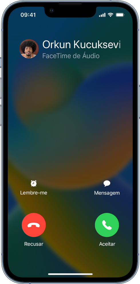 Tela mostrando uma notificação de uma ligação recebida na parte superior. Os botões Recusar e Aceitar aparecem na parte superior direita.