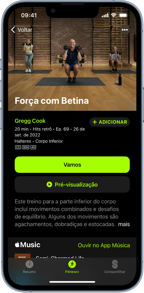 A tela do Apple Fitness+ mostrando um treino. Uma imagem de treinadores realizando um treino está no topo da tela. O título do treino e o nome do treinador que o conduz estão no centro. Os botões para começar e pré-visualizar o treino estão acima dos detalhes do treino. Abaixo dos botões de início e pré-visualização há uma descrição do treino. Uma música que aparece no treino está na parte inferior da tela.