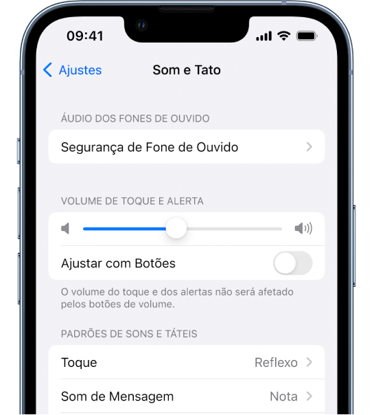 A tela Som e Tato nos Ajustes. As opções na tela, de cima para baixo, são Áudio dos Fones de Ouvido e Segurança de Fone de Ouvido, Volume de Toque e Alerta com um controle deslizante para ajustar o volume e a opção de alterar o volume com botões, e Padrões de Sons e Táteis, incluindo Toque e Som de Mensagem.