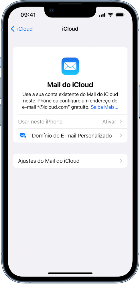 Na metade superior da tela Mail do iCloud, “ Usar neste iPhone” está ativado. Abaixo disso, as opções para os ajustes de Domínio de E-mail Personalizado e Ajustes do Mail do iCloud.