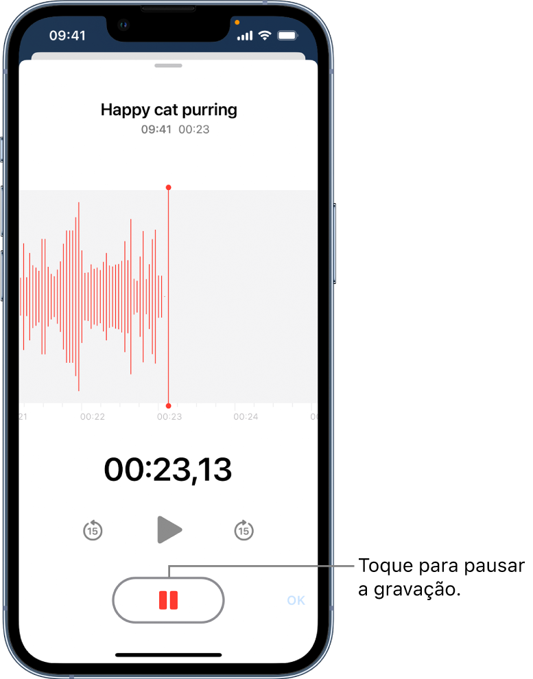 Uma gravação do app Gravador em andamento, com o botão Pausar ativado e controles escurecidos para reproduzir, avançar 15 segundos e retroceder 15 segundos. A parte principal da tela mostra a forma de onda da gravação em andamento, além de um indicador de tempo. O Indicador laranja de Microfone em Uso aparece na parte superior direita.