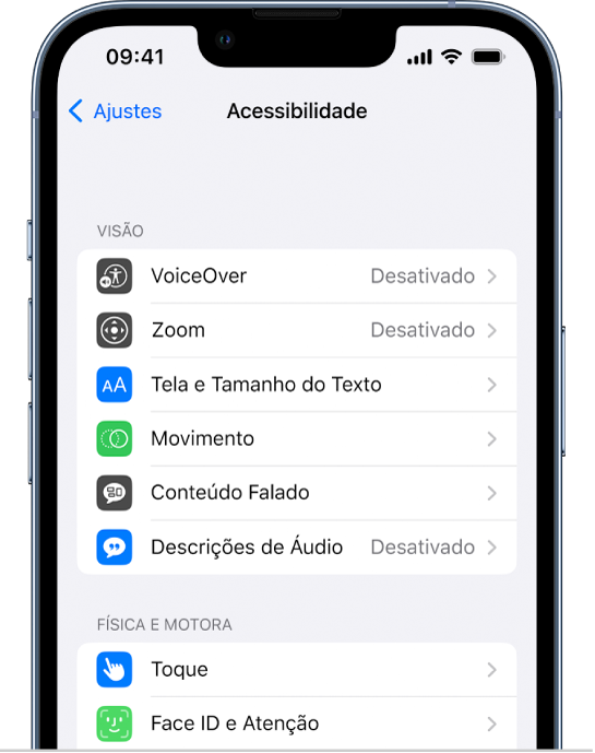 A tela Acessibilidade nos Ajustes, mostrando os seguintes recursos integrados, de cima para baixo: Os recursos na seção Visão incluem VoiceOver, Zoom, Tela e Tamanho do Texto, Movimento, Conteúdo Falado e Descrições de Áudio; os recursos na seção Física e Motora incluem Toque, e Face ID e Atenção.