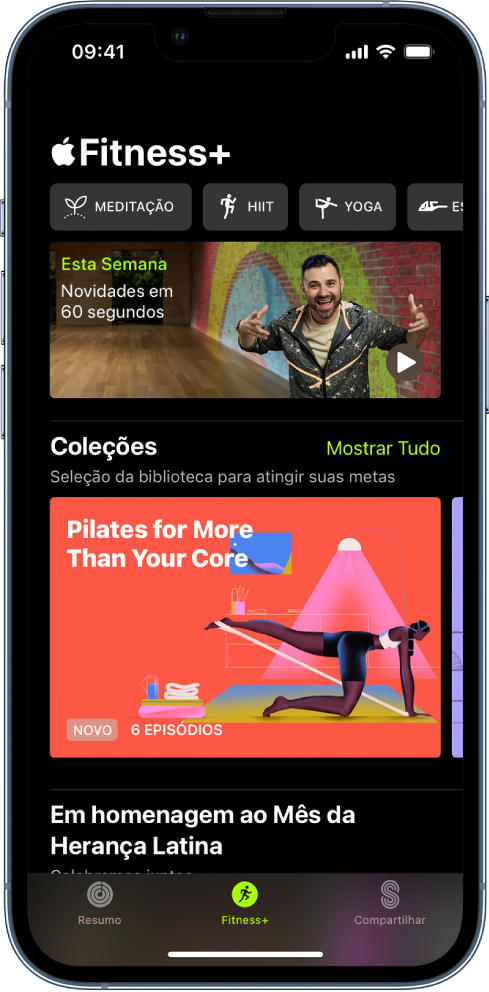 Tela do Apple Fitness+ mostrando, da esquerda para a direita, tipos diferentes de treinos na linha superior. A seção Esta Semana reproduz um vídeo de 60 segundos com treinos, treinadores e programas de exercício que são novos no Apple Fitness+. A linha “Artista em Destaque” está no centro.