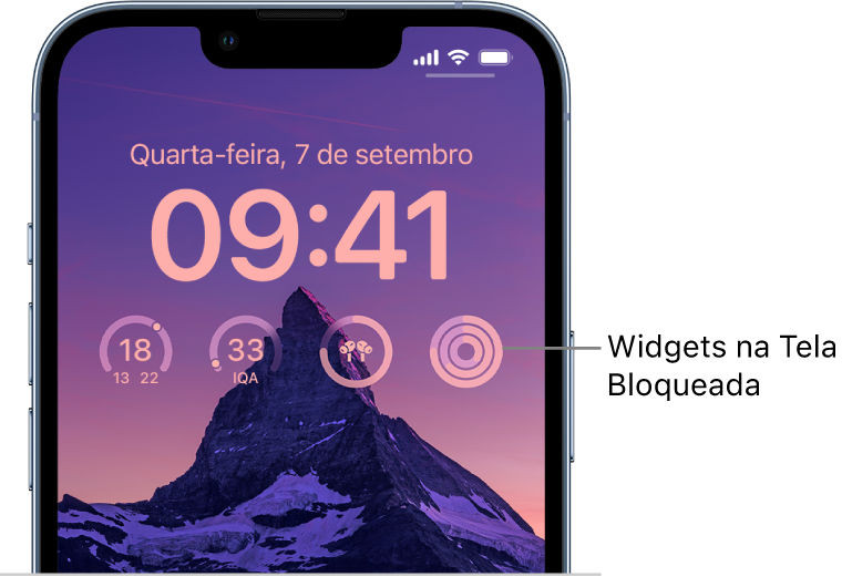 Uma Tela Bloqueada personalizada mostrando uma foto do Half Dome no fundo, com widgets na parte superior da foto para temperatura, índice de qualidade do ar, nível da bateria dos AirPods e círculos de exercícios.