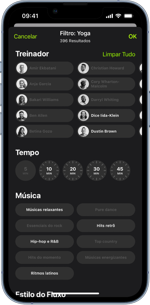 Tela do Apple Fitness+ mostrando opções para ordenar e filtrar exercícios. Na parte superior da tela, há uma lista de treinadores. Os intervalos de tempo estão no centro da tela. Abaixo do tempo há uma lista de gêneros musicais.