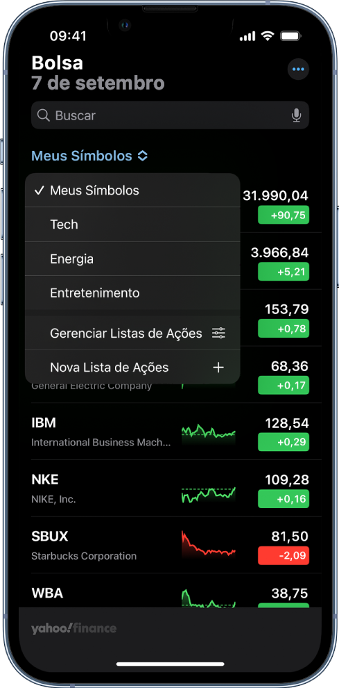 Uma lista de ações mostrando uma lista de ações diferentes. Cada ação na lista mostra, da direita para a esquerda, o símbolo e o nome da ação, um gráfico de desempenho, o preço da ação e as alterações de preço. Na parte superior da tela, a lista de ações Meus Símbolos está selecionada e as listas de ações e opções seguintes estão disponíveis: Tecnologia, Energia, Entretenimento, Gerenciar Listas de Ações e Nova Lista de Ações.