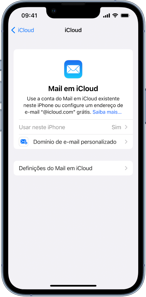 Na metade superior do ecrã do Mail em iCloud, a opção “Usar neste iPhone” está ativa. Por baixo, encontram-se opções das definições de domínio de e-mail personalizado e das definições de Mail em iCloud.