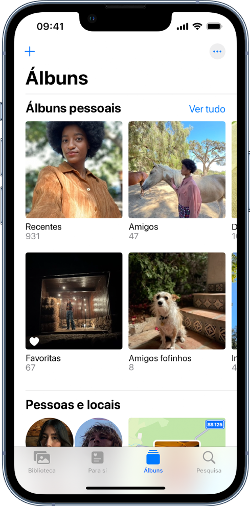 O separador “Álbuns” na parte inferior do ecrã está selecionado. Sob o título “Álbuns pessoais”, o ecrã é populado com os álbuns “Recentes”, “Índia incrível”, “Favoritos” e “Ciclismo”. Ao lado do título “Álbuns pessoais” está o botão “Ver tudo”. No canto inferior esquerdo encontra‑se o botão Adicionar.
