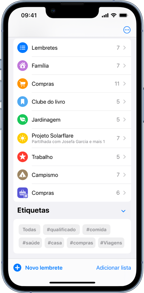 Um ecrã mostra várias listas na aplicação Lembretes. O navegador de etiquetas encontra-se na parte inferior.