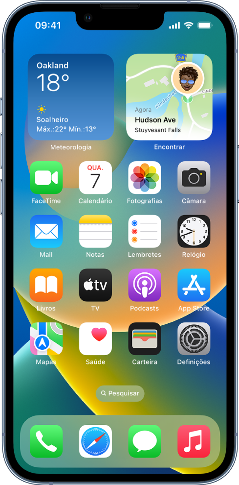 O ecrã principal do iPhone com o widget Meteorologia na parte superior do ecrã.