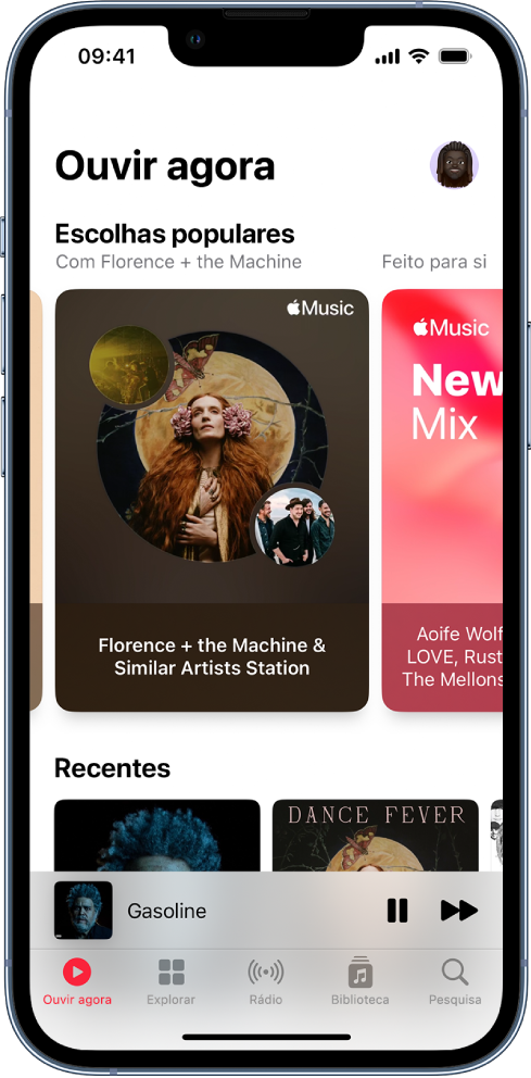 O ecrã Ouvir agora em Apple Music, com o grafismo do álbum de Escolhas populares e Reproduzido recentemente. Por baixo estão os controlos de reprodução e uma miniatura do grafismo do álbum da música atualmente em reprodução. Pode passar o dedo para a esquerda ou para a direita para ver mais música.