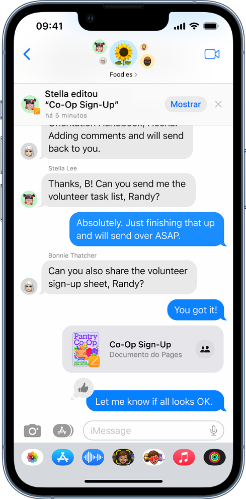Uma conversa de grupo na aplicação Mensagens que inclui um documentos do Pages. Uma notificação na parte superior do ecrã indica que alguém no grupo efetuou edições ao documento.