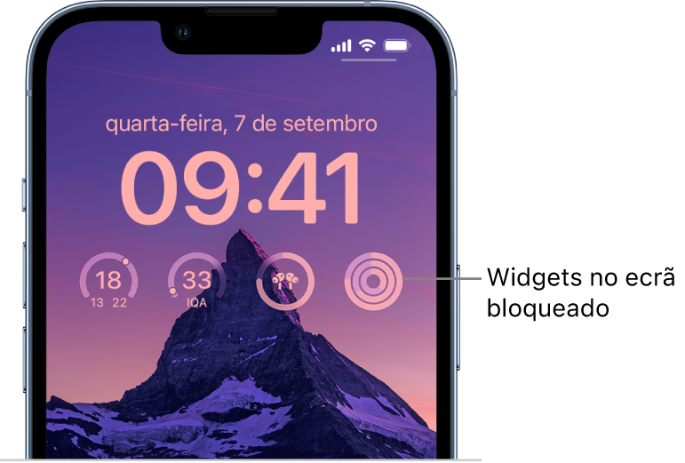 Um ecrã bloqueado personalizado a mostrar uma fotografia da Half Dome no fundo, com widgets na parte superior da fotografia para temperatura, índice de qualidade do ar, nível da bateria dos AirPods e anéis de atividade física.