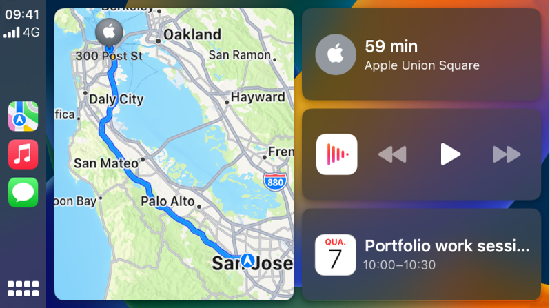 Painel de CarPlay a mostrar ícones para Mapas, Música e Mensagens à esquerda, um mapa com um itinerário de carro ao meio e três elementos empilhados à direita. O primeiro elemento à direita mostra o tempo de carro para uma localização. O elemento do meio a mostrar os controlos de reprodução de multimédia. O último elemento indica uma marcação futura do calendário.