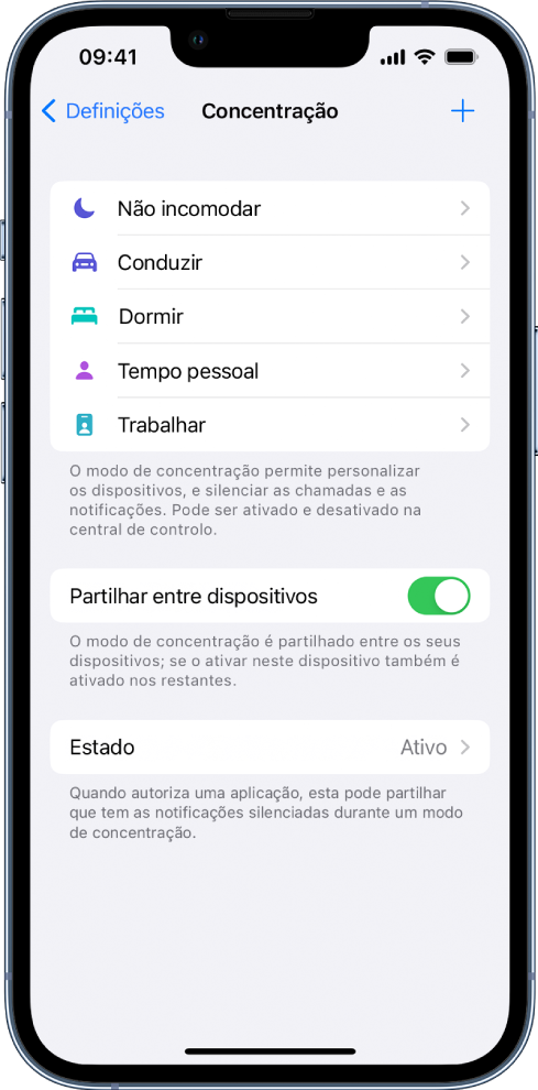 Um ecrã mostra as cinco opções de modo de concentração fornecidas: Não incomodar, Conduzir, Pessoal, Dormir e Trabalhar. A opção “Partilhar entre dispositivos” está ativa, o que permite que as mesmas definições de modo de concentração sejam usadas em todos os seus dispositivos Apple.