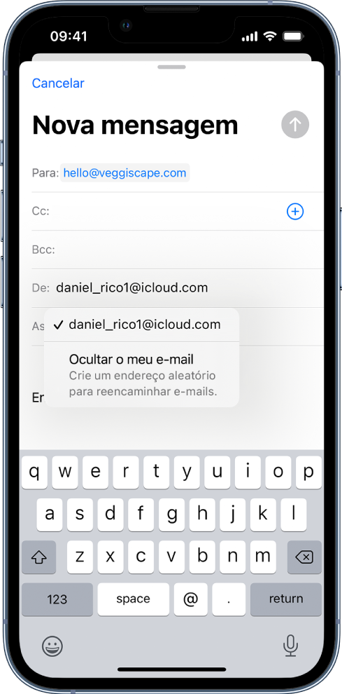 Um rascunho de um e-mail a ser escrito. O campo De está selecionado com duas opções listadas por baixo: um endereço de e-mail pessoal e a opção Ocultar o meu e-mail.