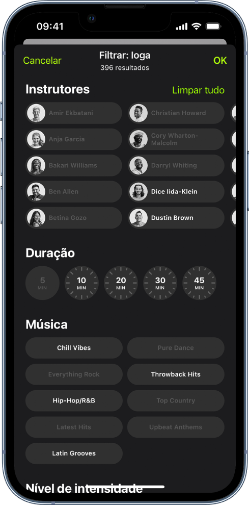 O ecrã de Apple Fitness+ a mostrar opções para ordenar e filtrar treinos. Na parte superior do ecrã encontra-se uma lista de instrutores. Intervalos de tempo encontra-se no centro do ecrã. Por baixo do tempo está uma lista de géneros de música.