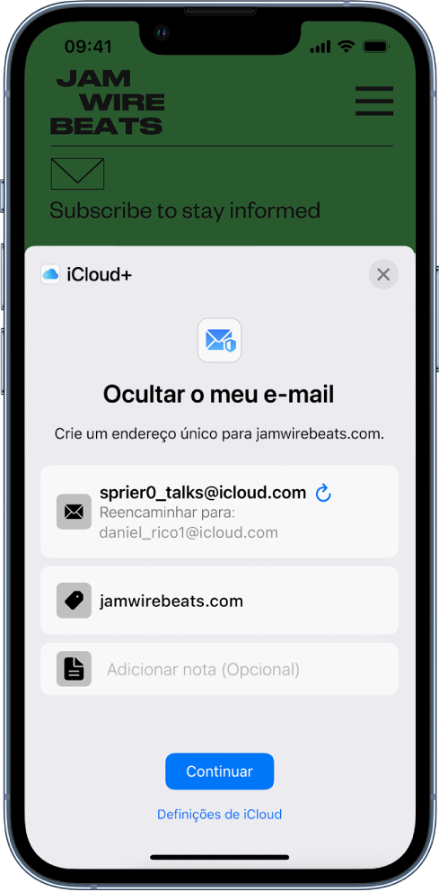 A metade inferior do ecrã mostra a opção Ocultar o meu e‑mail para iCloud+. Inclui o e-mail gerado aleatoriamente, o endereço de reencaminhamento, o URL do site e uma nota. Na parte inferior do ecrã está um botão Continuar e uma hiperligação para as definições de iCloud.