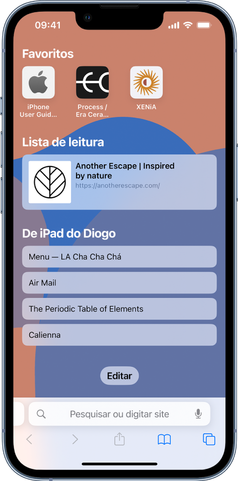 A página de entrada no Safari, que mostra os sites favoritos, um site guardado na lista de leitura e sites abertos no outro dispositivo Apple do utilizador. Na parte inferior do ecrã encontra‑se o botão Editar.