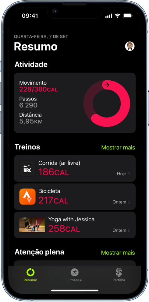 O ecrã de resumo da aplicação Fitness a mostrar as áreas Atividade, Treinos e Atenção plena no ecrã. Os separadores Resumo, Apple Fitness+ e Partilha estão na parte inferior do ecrã.