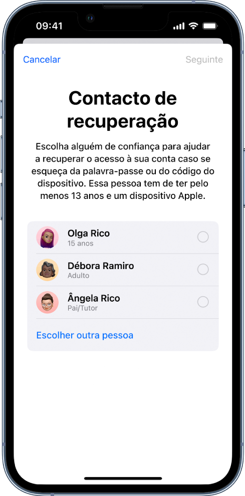 O ecrã Contacto de recuperação de conta mostra sugestões de contactos para selecionar um como contacto de recuperação, assim como a opção de selecionar outra pessoa.