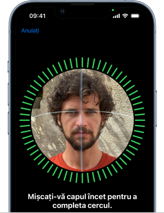Ecranul de configurare a recunoașterii Face ID. Un chip este afișat pe ecran, încadrat într-un cerc. Textul de sub chip vă instruiește să vă mișcați încet capul pentru a finaliza cercul.