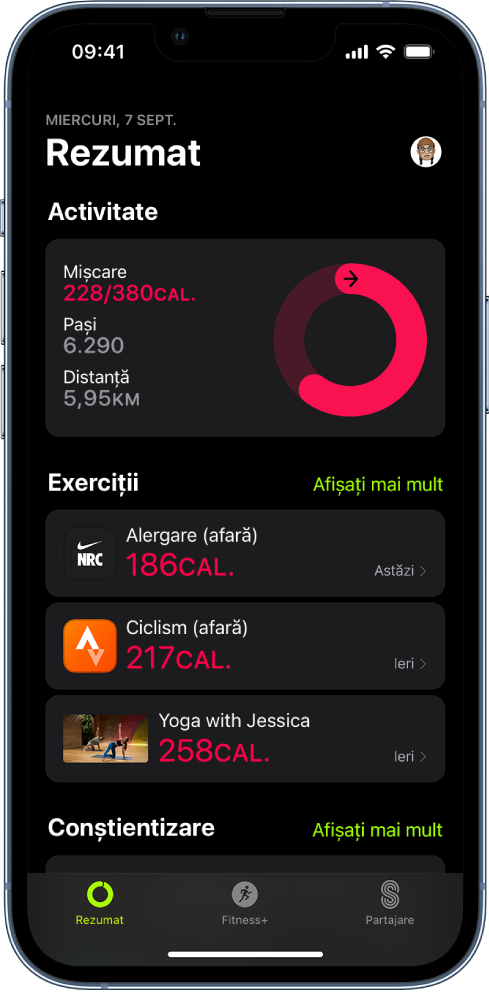 Ecranul Rezumat din Fitness, afișând zonele Activitate, Exerciții și Conștientizare. Filele Rezumat, Apple Fitness+ și Partajare se află în partea de jos a ecranului.