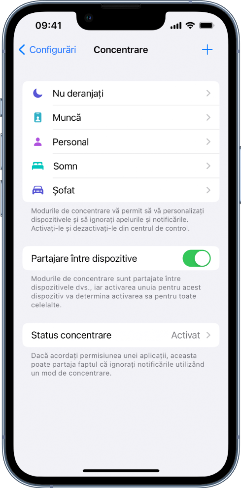Un ecran afișând cinci opțiuni furnizate pentru modul de concentrare: Nu deranjați, Șofat, Personal, Somn și Muncă. Butonul Partajare între dispozitive vă permite să utilizați aceleași configurări de concentrare pe toate dispozitivele dvs. Apple pe care v-ați autentificate cu același ID Apple.