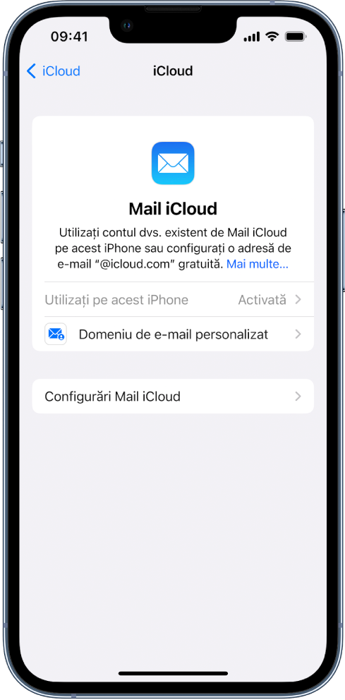 În jumătatea de sus a ecranului Mail iCloud, este activată opțiunea “Utilizați pe acest iPhone”. Dedesubtul acesteia se află opțiuni pentru configurările Domeniu de e‑mail personalizat și Configurări Mail iCloud.