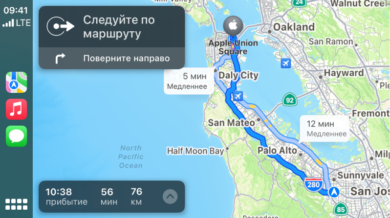 CarPlay. Слева показаны значки приложений «Карты», «Музыка» и «Сообщения», справа — карта с автомобильным маршрутом с подробными инструкциями по навигации и примерным временем прибытия.