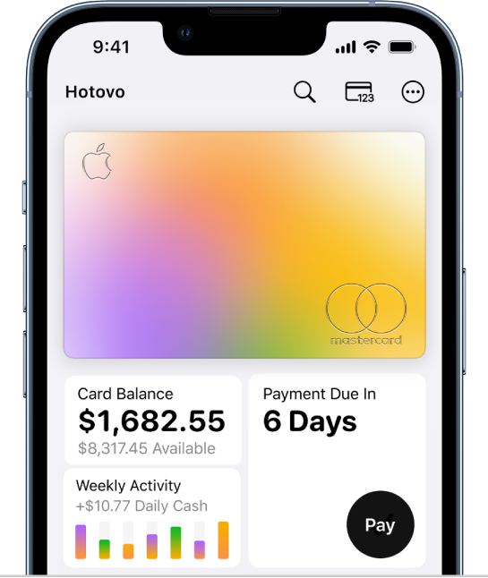 Karta Apple Card v Peňaženke s tlačidlom Viac v pravom hornom rohu, celkovým zostatkom a týždennou aktivitou vľavo dole a tlačidlom Zaplatiť vpravo dole.