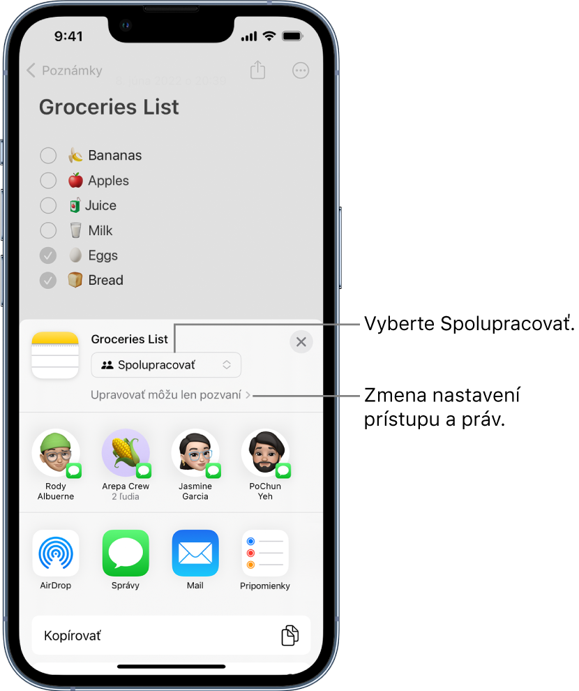 Nákupný zoznam v apke Poznámky s pozvánkou na spoluprácu, so zobrazenou možnosťou zdieľania Spolupracovať a s prístupom a oprávneniami nastavenými na „Upravovať môžu len pozvaní“. Pod týmito možnosťami sa nachádza riadok so štyrmi možnými príjemcami, medzi ktorými je aj skupina dvoch ľudí. Dolný riadok ponúka rôzne spôsoby zdieľania poznámky: AirDrop, Správy, Mail a Pripomienky.