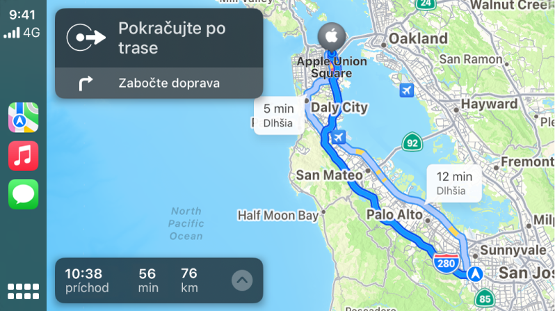 Systém CarPlay zobrazujúci ikony Mapy, Hudba a Správy naľavo a mapu s trasou pre jazdu autom napravo vrátane navigačných pokynov a predpokladaného času príjazdu.