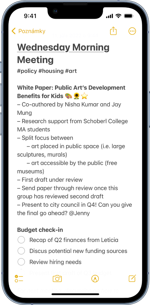 Poznámka zobrazujúca informácie zo stretnutia a kontrolný zoznam. V hornej časti sú tlačidlá, ktoré umožňujú spolupracovať na poznámke s ďalšími užívateľmi a poznámku zdieľať. V dolnej časti sa nachádzajú tlačidlá na pridanie kontrolného zoznamu, pridanie fotky, zobrazenie nástrojov na písanie rukou a vytvorenie novej poznámky.