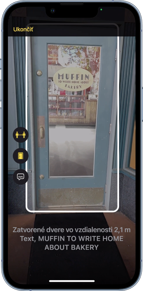 Obrazovka apky Lupa v režime detekcie so zobrazenými dverami, ktoré majú na presklenej výplni tabuľku. Nižšie sa nachádza zoznam vlastností rozpoznaných dverí.